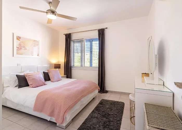 Summer Breeze Holiday Apartment With Pool